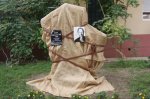 В Одесі відкрили пам'ятну скульптуру у вигляді двометрової долоні з вирізаним в ній логотипом компанії "Apple" на честь засновника компанії Стіва Джобса. В Одесі відкрили пам'ятну скульптуру у вигляді двометрової долоні з вирізаним в ній логотипом компанії "Apple" на честь засновника компанії Стіва Джобса.