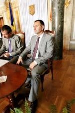 Опозиція склала список "фальсифікаторів" для санкцій. Губернатора всея Буковина і Бессарабія Папієва поки що там нема Опозиція склала список "фальсифікаторів" для санкцій. Губернатора всея Буковина і Бессарабія Папієва поки що там нема