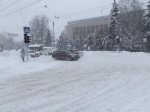 Чернівецька влада каже, що прибирає сніг цілодобово. Однак результатів тієї роботи мало видко Чернівецька влада каже, що прибирає сніг цілодобово. Однак результатів тієї роботи мало видко