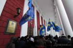«Свобода» штурмує одеську мерію - вже виламали вхідні двері «Свобода» штурмує одеську мерію - вже виламали вхідні двері
