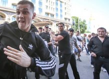 Київська вчителька впізнала в кривдниках журналістів "братків", які розгромили її будинок Київська вчителька впізнала в кривдниках журналістів "братків", які розгромили її будинок