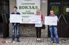 В Чернівцях протестували проти відміни потягу "Чернівці-Ковель" В Чернівцях протестували проти відміни потягу "Чернівці-Ковель"