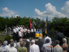 В Чернівцях вшанували депортованих та знищених буковинців совєтами в 1941 році В Чернівцях вшанували депортованих та знищених буковинців совєтами в 1941 році