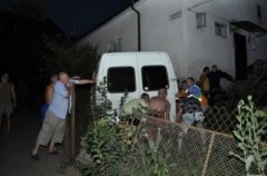 У Чернівцях мікроавтобус в’їхав у житловий будинок У Чернівцях мікроавтобус в’їхав у житловий будинок