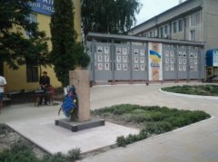 В Сторожинці замість пам'ятника «Борцям за волю України» влада поставила кам'яну брилу В Сторожинці замість пам'ятника «Борцям за волю України» влада поставила кам'яну брилу