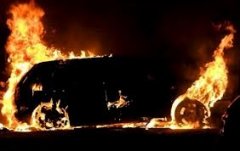 Палії дорогих автівок чиновників Палії дорогих автівок чиновників