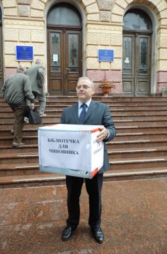 На Буковині журналісти презентували владі "Бібліотечку для чиновника" На Буковині журналісти презентували владі "Бібліотечку для чиновника"