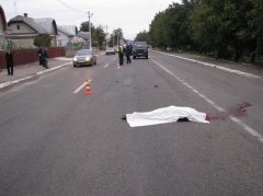 В Кіцмані "Мерседес" збив людину насмерть. Водій з місця пригоди втік В Кіцмані "Мерседес" збив людину насмерть. Водій з місця пригоди втік