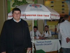 Бурбак Папієву міряє тиск Бурбак Папієву міряє тиск