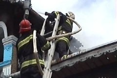 В Кельменцях горів другий поверх житлової будівлі В Кельменцях горів другий поверх житлової будівлі