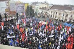 На Майдані у Чернівцях збираються люди На Майдані у Чернівцях збираються люди