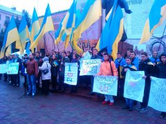 В Чернівцях молодь організувала Євромайдан В Чернівцях молодь організувала Євромайдан