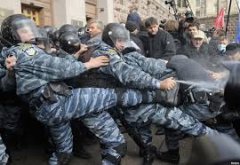 Понад сто провокаторів спричинили сутичку з беркутівцями Понад сто провокаторів спричинили сутичку з беркутівцями