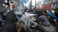 "Беркут" атакував Євромайдан зі сльозогінним газом: пролилася перша кров "Беркут" атакував Євромайдан зі сльозогінним газом: пролилася перша кров