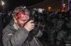 Після жорстокого побиття «Беркутом» Євромайдан вимагає відставки Януковича Після жорстокого побиття «Беркутом» Євромайдан вимагає відставки Януковича