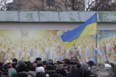 На Михайлівській площі активісти розгромили автобус беркутівців На Михайлівській площі активісти розгромили автобус беркутівців