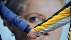 Юлія Тимошенко закликає євромаданівців не розходитися Юлія Тимошенко закликає євромаданівців не розходитися