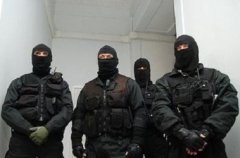 До одного із санаторіїв "Пуща-Водиця" привезли більше 100 силовиків з автоматами До одного із санаторіїв "Пуща-Водиця" привезли більше 100 силовиків з автоматами