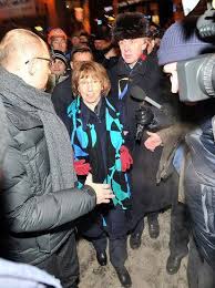 "Владі не потрібно було діяти під прикриттям ночі, щоб розпочати спілкування з суспільством за допомогою міліції", - Кетрін Ештон "Владі не потрібно було діяти під прикриттям ночі, щоб розпочати спілкування з суспільством за допомогою міліції", - Кетрін Ештон