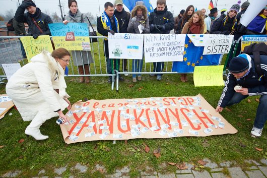 В Страсбурзі вимагають заблокувати рахунки Януковича та його родини В Страсбурзі вимагають заблокувати рахунки Януковича та його родини