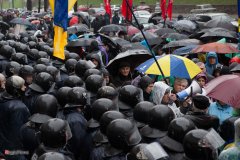 Кабмін заблокований. Людей просять уникати провокацій Кабмін заблокований. Людей просять уникати провокацій