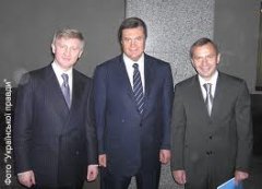 АХМЕТОВ І КЛЮЄВ САМІ ЖИВУТЬ В ЄВРОПІ, А НАС ВЕДУТЬ В РОСІЮ. АХМЕТОВ І КЛЮЄВ САМІ ЖИВУТЬ В ЄВРОПІ, А НАС ВЕДУТЬ В РОСІЮ.
