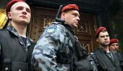 Спецназ вийшов на вулиці Києва, щоб охороняти Євромайдан від «Беркута» Спецназ вийшов на вулиці Києва, щоб охороняти Євромайдан від «Беркута»