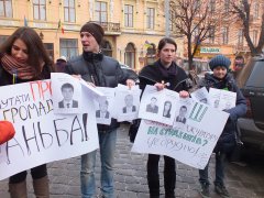 Студенти Буковини пікетували міську раду за переслідування Студенти Буковини пікетували міську раду за переслідування