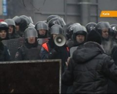 Матері військовослужбовців виходять на Майдан забирати синів-силовиків Матері військовослужбовців виходять на Майдан забирати синів-силовиків