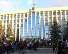 У Рівному мітингувальники захопили облдержадміністрацію У Рівному мітингувальники захопили облдержадміністрацію