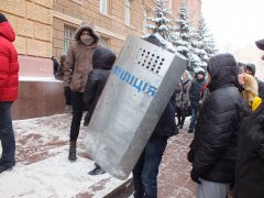 Чиновники Чернівецької ОДА барикадуються Чиновники Чернівецької ОДА барикадуються
