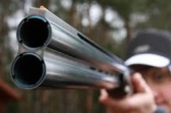 В Лужанах пенсіонер відстрілювався від шахраїв з рушниці В Лужанах пенсіонер відстрілювався від шахраїв з рушниці