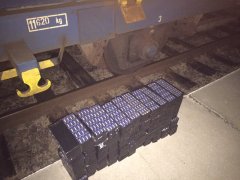 На Буковині у рамі платформи поїзда прикордонники виявили 1460 пачок сигарет На Буковині у рамі платформи поїзда прикордонники виявили 1460 пачок сигарет