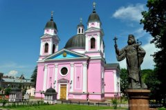 Чернівці облуплені. Вулиця Ольги Кобилянської, 30-34, 35-43 Чернівці облуплені. Вулиця Ольги Кобилянської, 30-34, 35-43