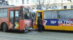 Через ДТП в центрі Чернівців зупинили рух тролейбусів Через ДТП в центрі Чернівців зупинили рух тролейбусів