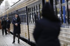 Балчун обіцяє замінити "кусючі" ковдри та пір'яні подушки у поїздах Балчун обіцяє замінити "кусючі" ковдри та пір'яні подушки у поїздах