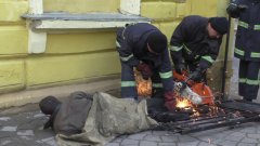 Рятувальники витягнули чернівчанина, який зачепився за металеву огорожу, перелазячи через нею Рятувальники витягнули чернівчанина, який зачепився за металеву огорожу, перелазячи через нею