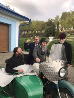 Митрополит Онуфрій на Буковині прокатався на мотоциклі з отцем Жаром: диякон РПЦ оприлюднив вражаюче фото Митрополит Онуфрій на Буковині прокатався на мотоциклі з отцем Жаром: диякон РПЦ оприлюднив вражаюче фото