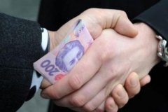 У Чернівецькій області під час одержання хабара затримано інспектора з дорожнього нагляду У Чернівецькій області під час одержання хабара затримано інспектора з дорожнього нагляду