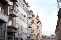 У центрі Чернівців примусово демонтують супутникові тарілки У центрі Чернівців примусово демонтують супутникові тарілки