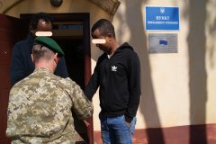 Двох громадян Сомалі затримали прикордонники на Буковині Двох громадян Сомалі затримали прикордонники на Буковині