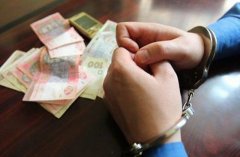 Чернівчанин опинився на лаві підсудних за надання неправомірної вигоди поліцейському Чернівчанин опинився на лаві підсудних за надання неправомірної вигоди поліцейському