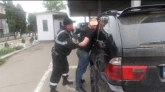 Прикордонники затримали румуна, який у машині ховав пістолет Прикордонники затримали румуна, який у машині ховав пістолет