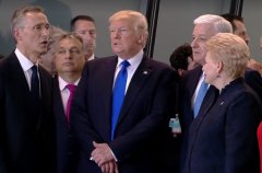 ТРАМП ГРУБО ПОСУНУВ ПРЕМ'ЄРА ЧОРНОГОРІЇ, ЩОБ СТАТИ ПОРУЧ ІЗ ГЕНСЕКОМ НАТО (відео) ТРАМП ГРУБО ПОСУНУВ ПРЕМ'ЄРА ЧОРНОГОРІЇ, ЩОБ СТАТИ ПОРУЧ ІЗ ГЕНСЕКОМ НАТО (відео)