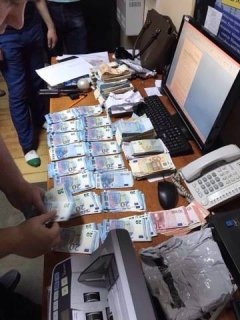 З Буковини валюту за кордон вивозять безвізом і контрабандою. "Кришують" ті, хто нами керує і нас контролює З Буковини валюту за кордон вивозять безвізом і контрабандою. "Кришують" ті, хто нами керує і нас контролює