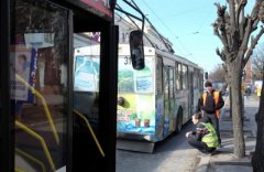 Учні та студенти за проїзд у тролейбусах у Чернівцях платитимуть по гривні Учні та студенти за проїзд у тролейбусах у Чернівцях платитимуть по гривні