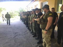 “Донбaс”, “Aйдaр” тa “ОУН” прибули НА ЗАХИСТ СЕЛЯН проти рейдерів “Донбaс”, “Aйдaр” тa “ОУН” прибули НА ЗАХИСТ СЕЛЯН проти рейдерів