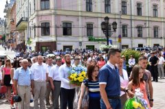 У Чернівцях поклали квіти до пам’ятника Кобзареві з нагоди Дня Конституції У Чернівцях поклали квіти до пам’ятника Кобзареві з нагоди Дня Конституції
