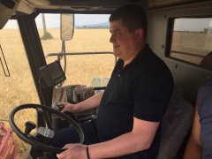 Поки Рибак їздить до Мюнхена Максим Бурбак міняє професію. Буде комбайнером у селі Лашківка. Поки Рибак їздить до Мюнхена Максим Бурбак міняє професію. Буде комбайнером у селі Лашківка.