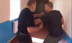 У селі на Буковині чоловік накинувся на знімальну групу телеканалу «Чернівецький промінь» УВАГА! НЕНОРМАТИВНА ЛЕКСИКА У селі на Буковині чоловік накинувся на знімальну групу телеканалу «Чернівецький промінь» УВАГА! НЕНОРМАТИВНА ЛЕКСИКА
